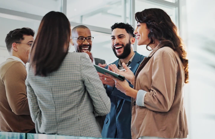 Equipe de provedor discutindo a estrutura do combo