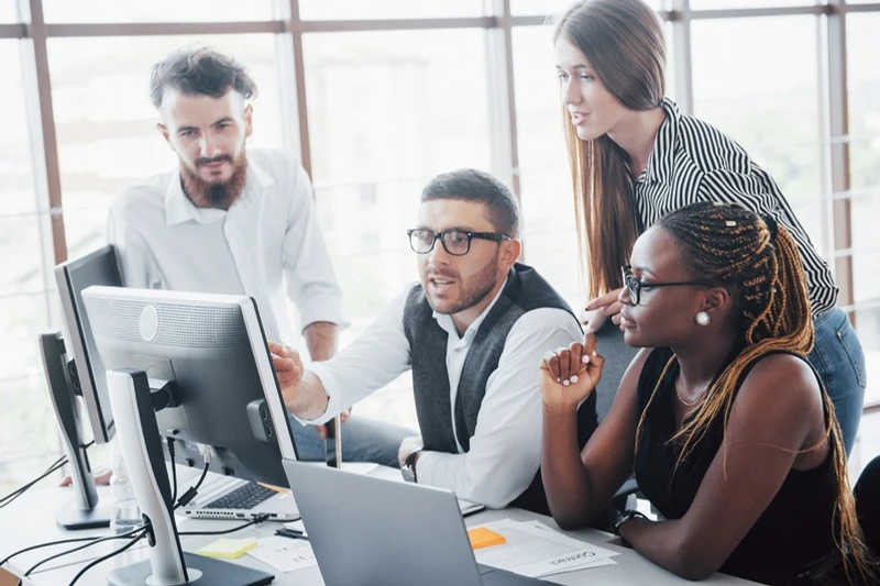 Equipe alinhando processos comerciais e fiscais